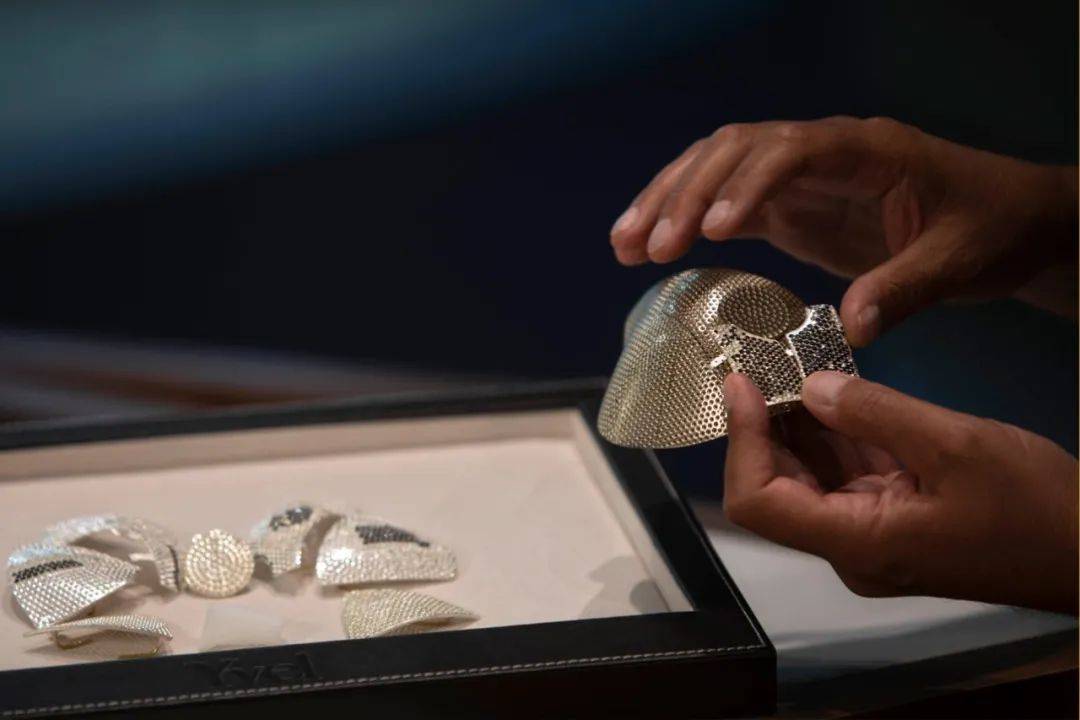 Arat|钻石口罩，可能是最没用的奢侈品