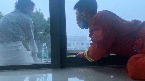 张佳航|女子接到家人电话后扔掉手机大叫跳楼，消防员悬垂半分钟救人