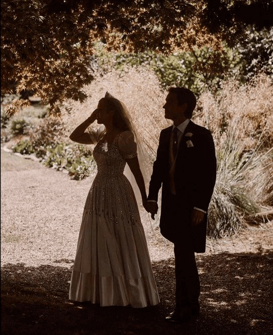 婚礼|穿二手婚纱，借奶奶王冠，甘愿做后妈，这个公主嫁得太“寒酸”？