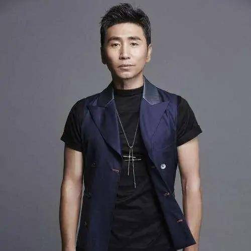 48岁沙宝亮被曝出轨?探班美女还当街牵手,深夜