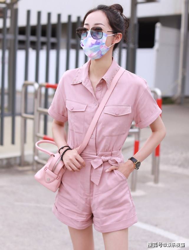 粉色|韩雪真是有女团范，粉色T恤打个结，搭配衬衫短裤，双腿笔直纤细