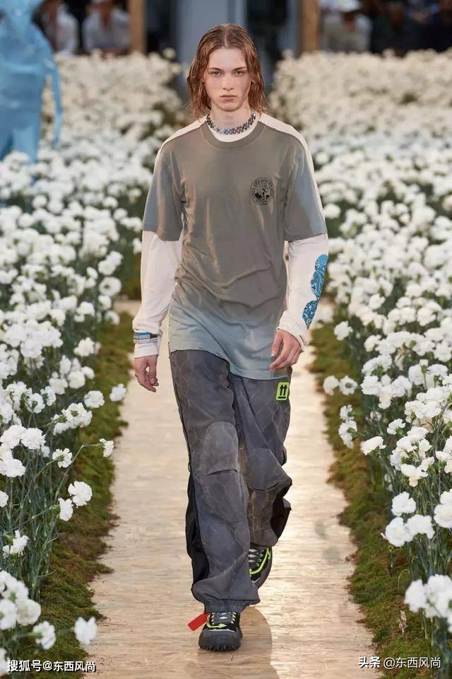 Nike|Off-White2020春夏系列，有和Nike等联乘鞋款，白色和涂鸦服装