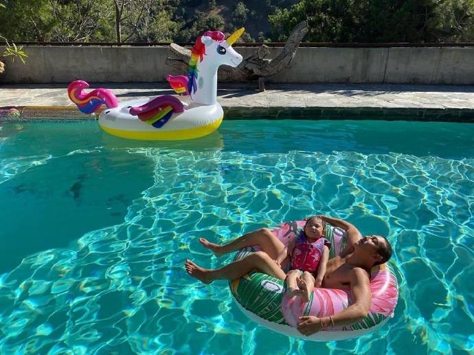 陈冠希化身情话boy，晒老婆泳装照表白：你来之