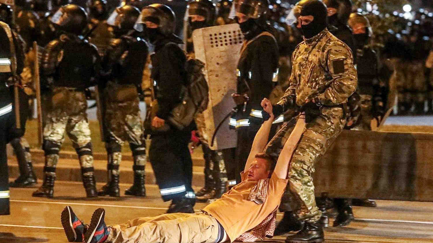 示威活动进入第二天，卢卡申科称，从外国赶来的抗议者冲击总统府