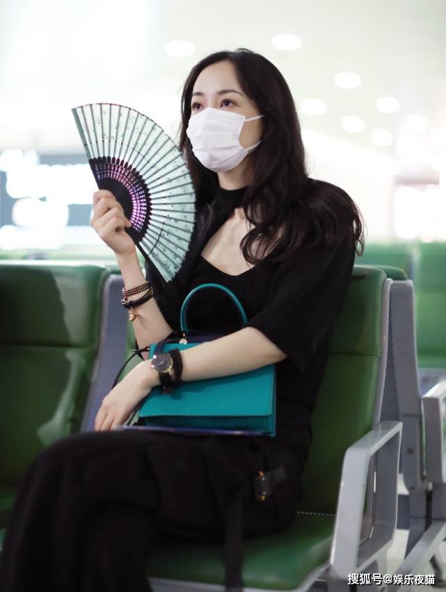 粉色|韩雪真是有女团范，粉色T恤打个结，搭配衬衫短裤，双腿笔直纤细