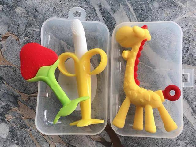 宝宝|玩具中流出“黑乎乎”的东西,宝妈:没想到这么脏给宝宝洗澡时