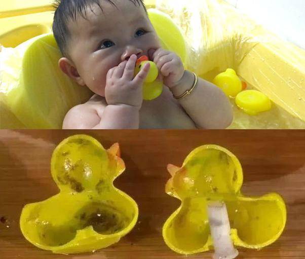 宝宝|玩具中流出“黑乎乎”的东西,宝妈:没想到这么脏给宝宝洗澡时