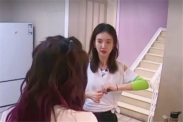 金晨被指美颜过度嘴变歪，她翻白眼回应，晒童