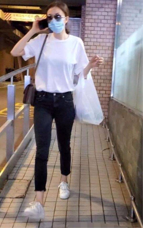 熊黛林逛平价超市，没有刻意打扮，穿普通白T恤搭了条紧身裤！