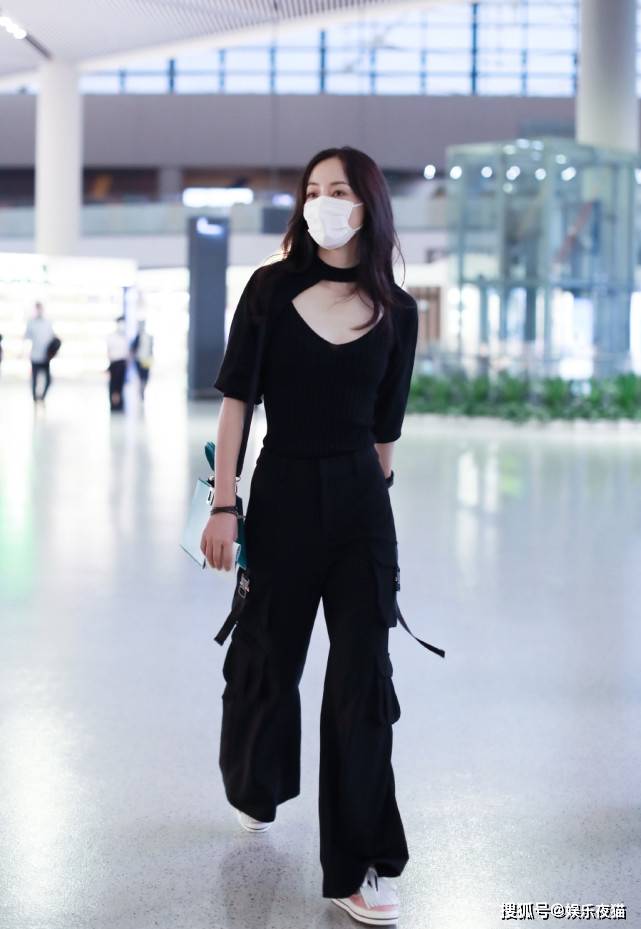 粉色|韩雪真是有女团范，粉色T恤打个结，搭配衬衫短裤，双腿笔直纤细