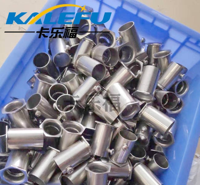 在连接的时候,不锈钢穿线管与不锈钢接线盒之间用不锈钢杯梳进行螺纹
