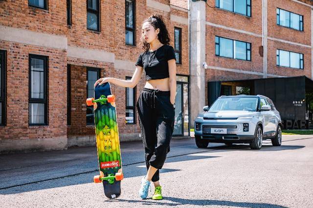 时尚|今夏潮酷出街，试试ICON X 飞跃联名定制潮鞋