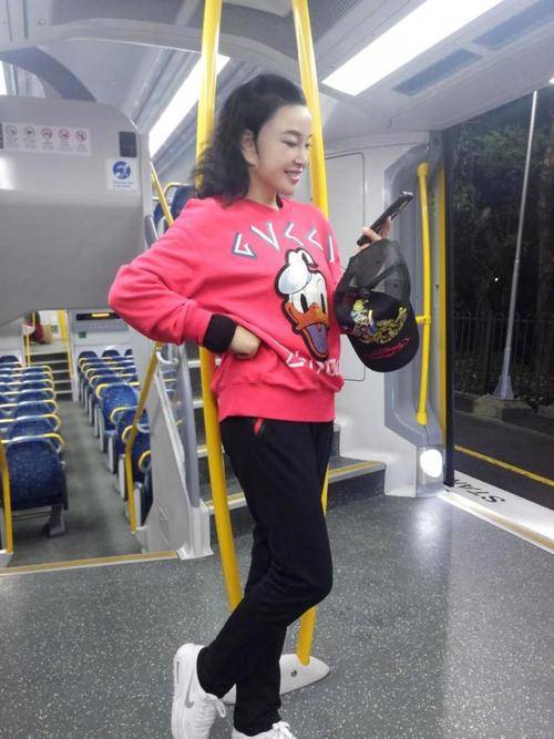 刘晓庆终于穿上了老年装，再踩双平底鞋，当个普通老人！