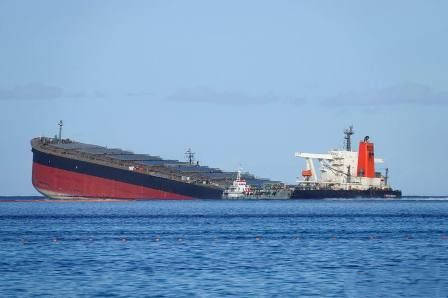 日本触礁散货船漏油面临断裂风险！
