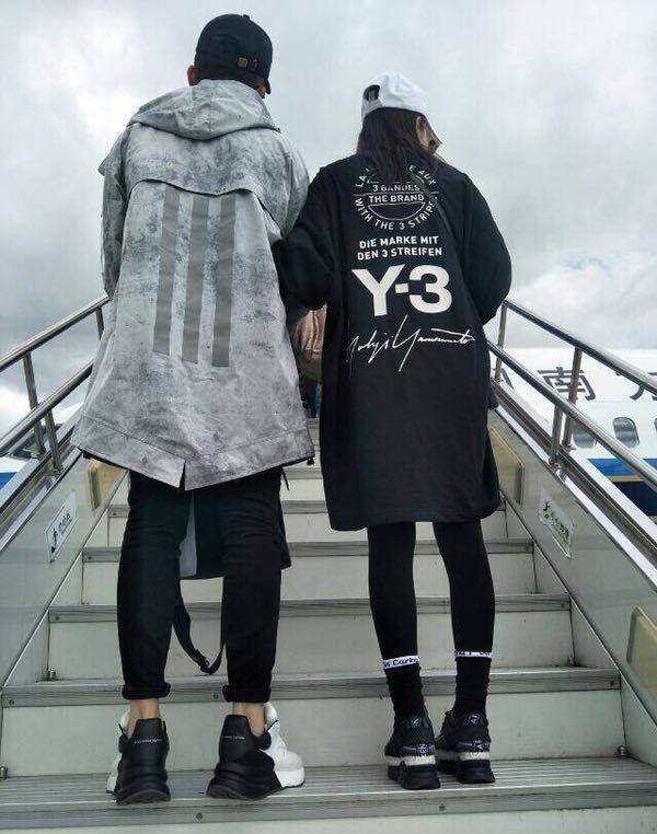 张馨予高调秀恩爱，混搭造型亮相机场，手机壳