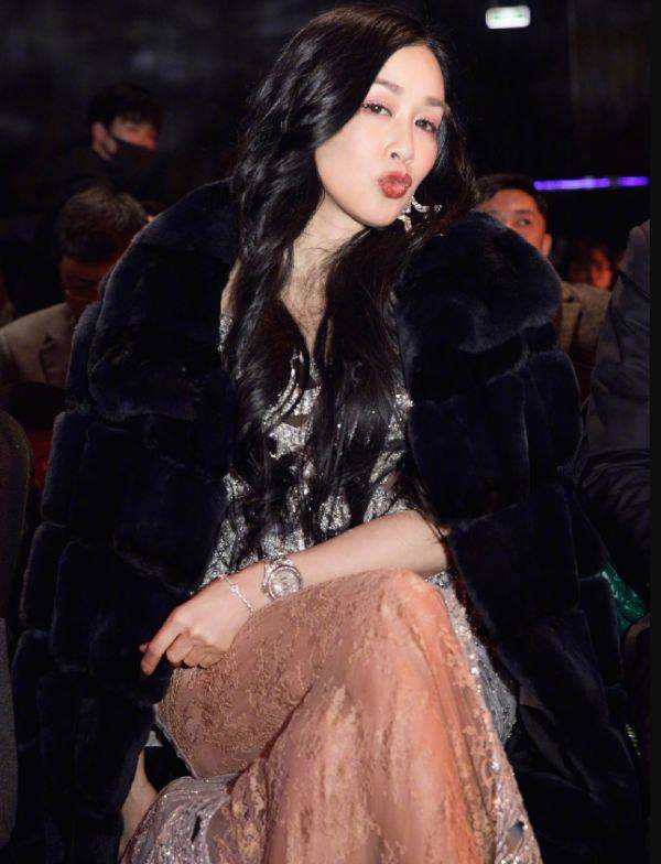 张伦|张伦硕眼光太好了！49岁钟丽缇穿腰封出行，这哪里像老太婆？