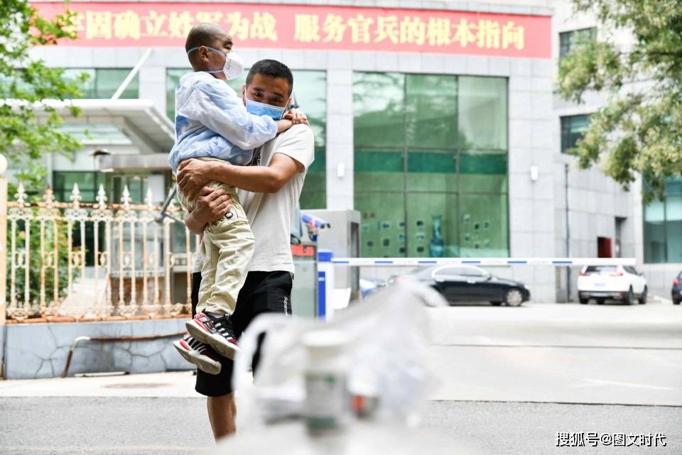 孩子|病房里被饿哭，爸爸发誓：这辈子不会再让你挨饿男童不幸患重病