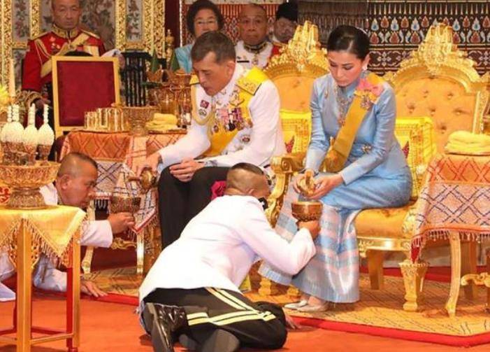 泰国国王王后苏提达出门 dcbe68c1a3bb4bf7ae3ff28a0b123158.jpeg