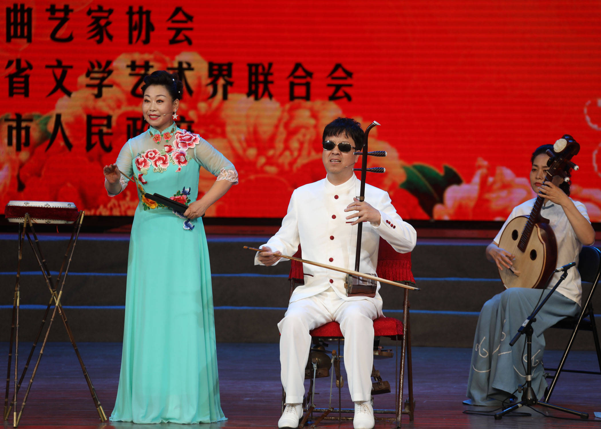 十一届中国曲艺牡丹奖表演的长子鼓书《伴侣,是当地民间曲艺表演者