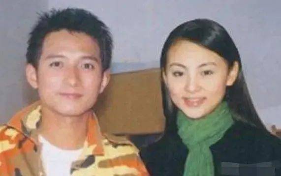 牵短发女子逛街，芒果台男主持人又一位脱单？