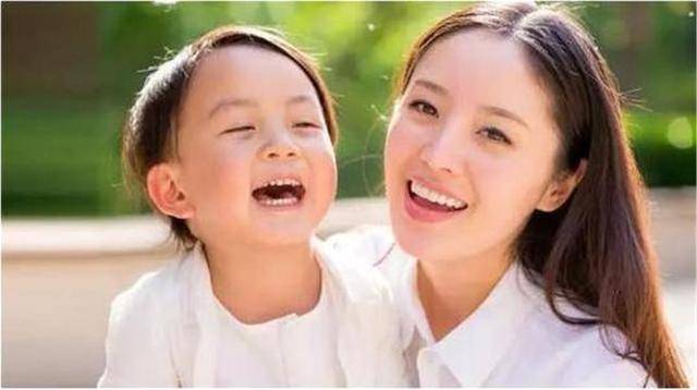 原创女儿总被嘲颜值差,张庭晒童年照霸气护女:我小时候还没有女儿美 原创女儿总被嘲颜值差,张庭晒童年照霸气护女:我小时候还没有女儿美