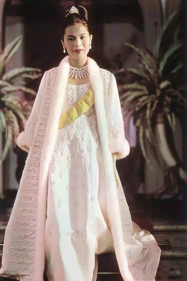 诗丽吉太后迎88岁诞辰！曾被誉为泰国最美王后，泰王罕见下跪撒娇