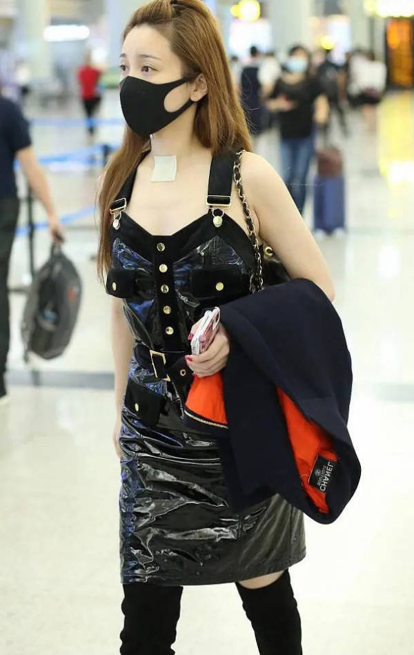 吊带装|有种“蜕变”叫金莎穿吊带装！性感打扮大变样，这还会无人追？