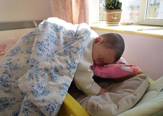 婴儿睡梦中“猝死”？“蒙被综合征”成最大威胁，父母需了解！