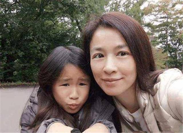 原创女儿总被嘲颜值差,张庭晒童年照霸气护女:我小时候还没有女儿美 原创女儿总被嘲颜值差,张庭晒童年照霸气护女:我小时候还没有女儿美