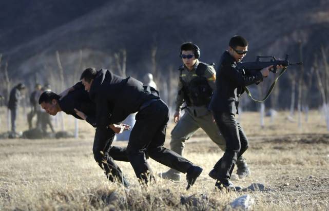 同样是手枪，为何保镖、警察、特种兵的携带方式却大不同？