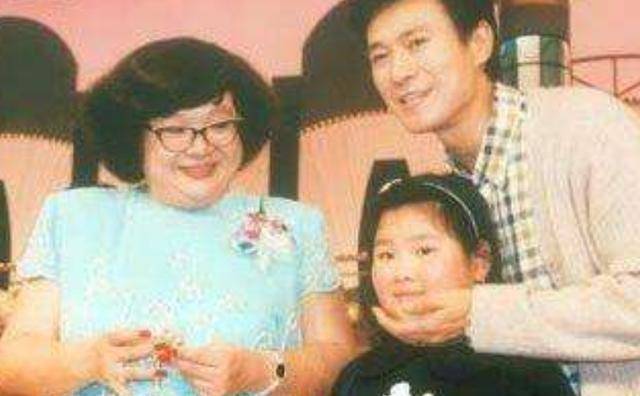 原创同一个父亲，郑少秋和4个女儿，有很大的差距却