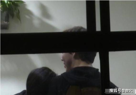 李云迪新恋情曝光?夜会美女聚餐紧挨互动亲密