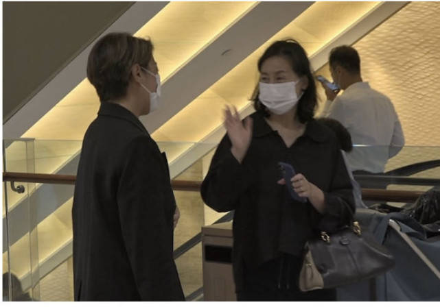 李嘉诚女友与闺蜜何超琼难得同框，两位百亿富