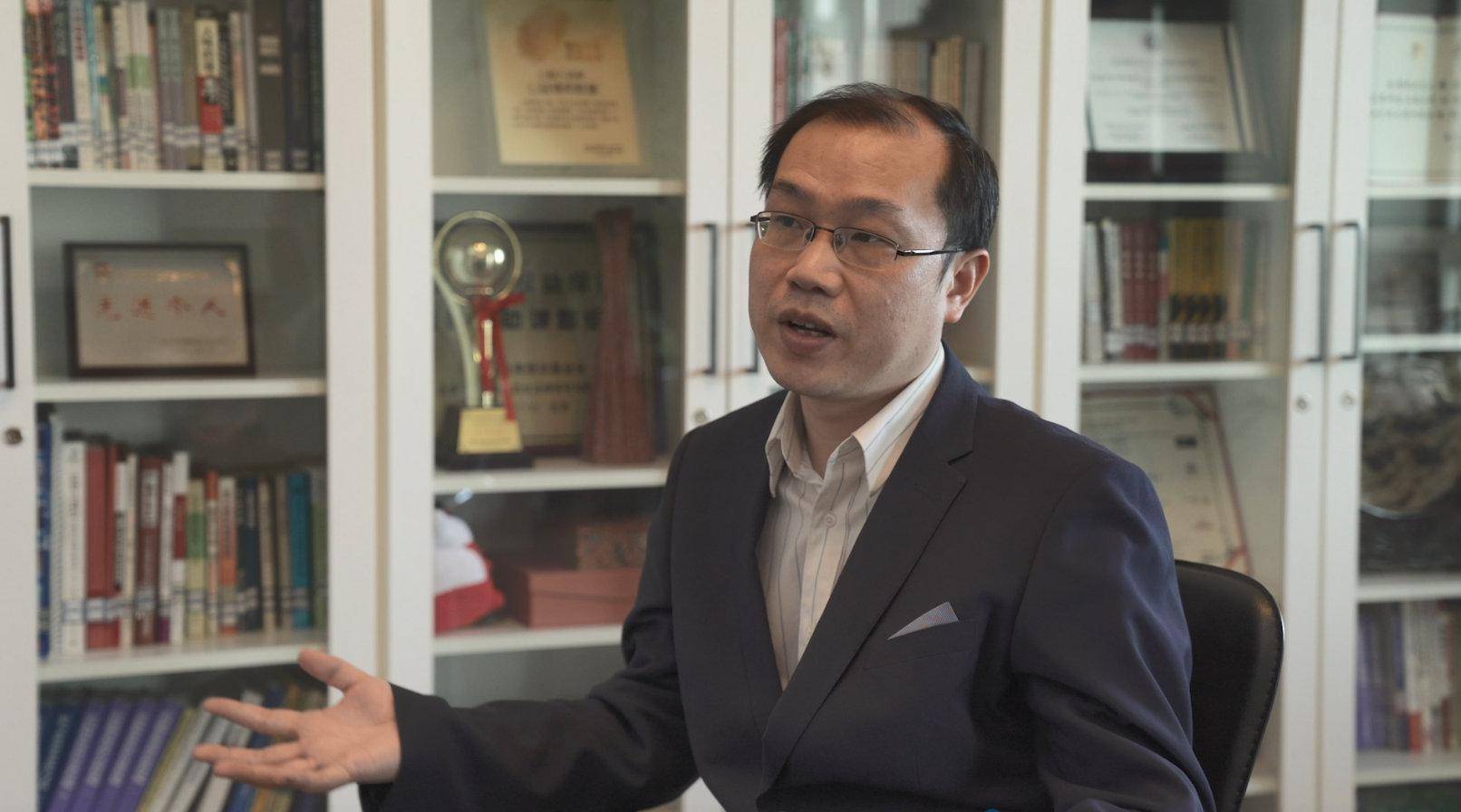 明发|鲍毓明发朋友圈称将开发布会：担心热度高干扰办案