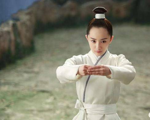 沥青|鞠婧祎新戏狂抹发际线粉，被嘲像涂了沥青，P掉以后秃头明显