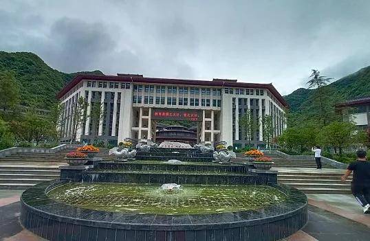 &amp|脱贫县7.1亿建"豪华"中学，这是投资还是挥霍？