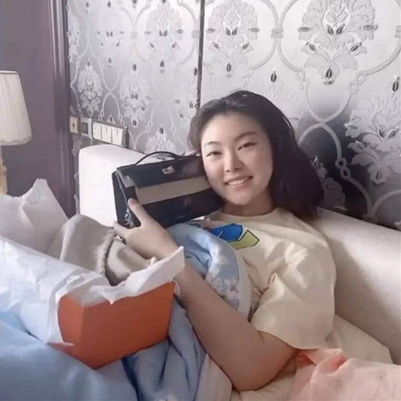 假货|东莞300亿首富千金被扒，卖假货背二手包，连身份都伪造？