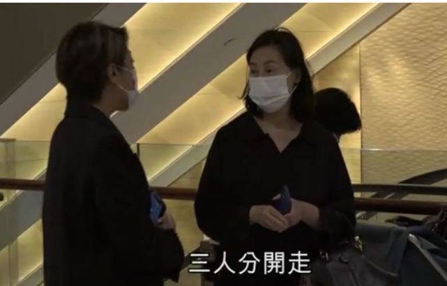 李嘉诚女友与闺蜜何超琼难得同框，两位百亿富