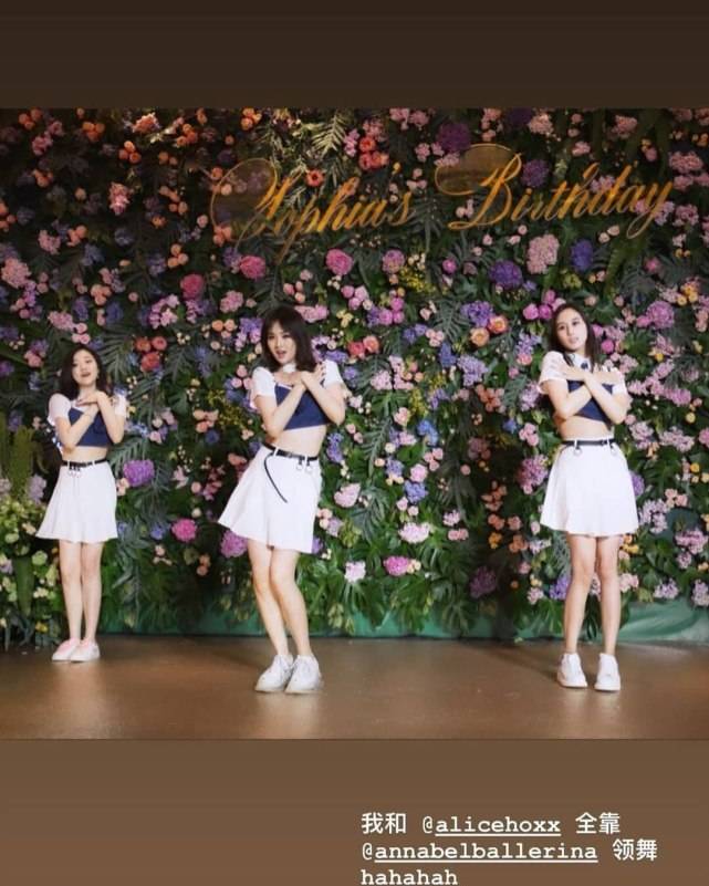李嘉诚女友与闺蜜何超琼难得同框，两位百亿富