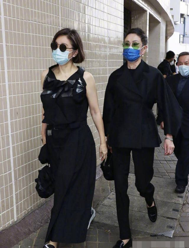 李嘉诚女友与闺蜜何超琼难得同框，两位百亿富