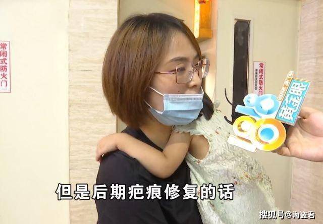 原创杭州2岁女童餐厅疯跑摔倒脸缝7针，妈妈：沙发上没水怎么会摔倒？
