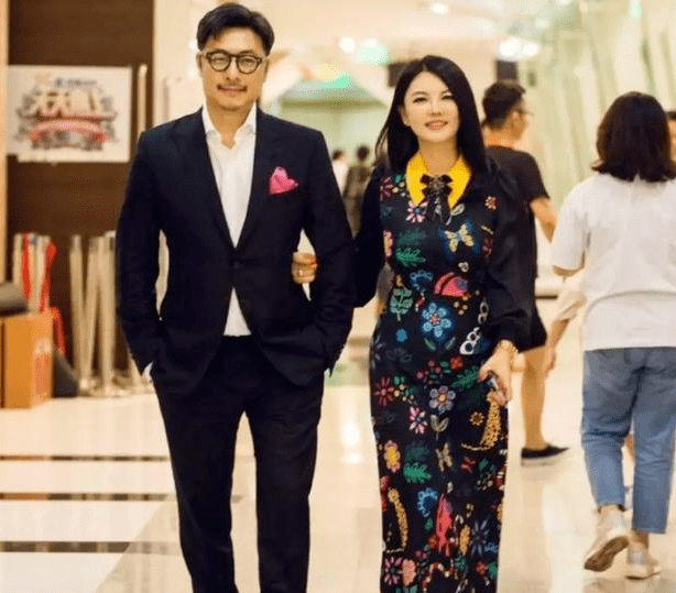王岳伦与白衣美女暧昧不清!作为妻子的李湘该如何回应