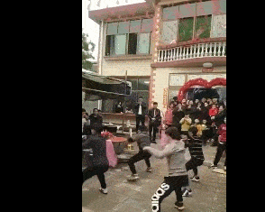原创弟弟出席姐姐结婚，结果全程摆着臭脸，下台时一副生无可恋的样子