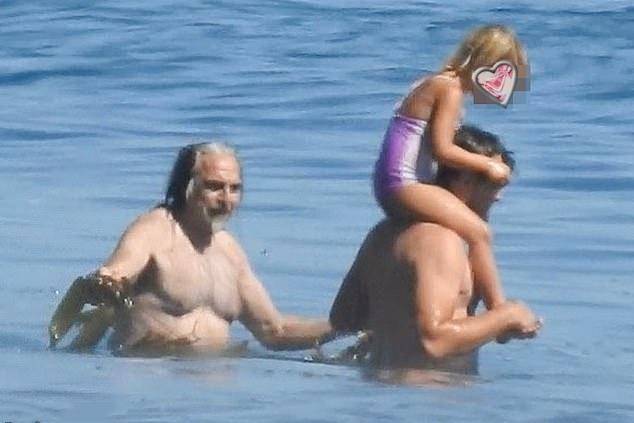 莱昂纳多终于瘦了！肩扛小女孩海边嬉戏，身材和大叔感与亲爹极像