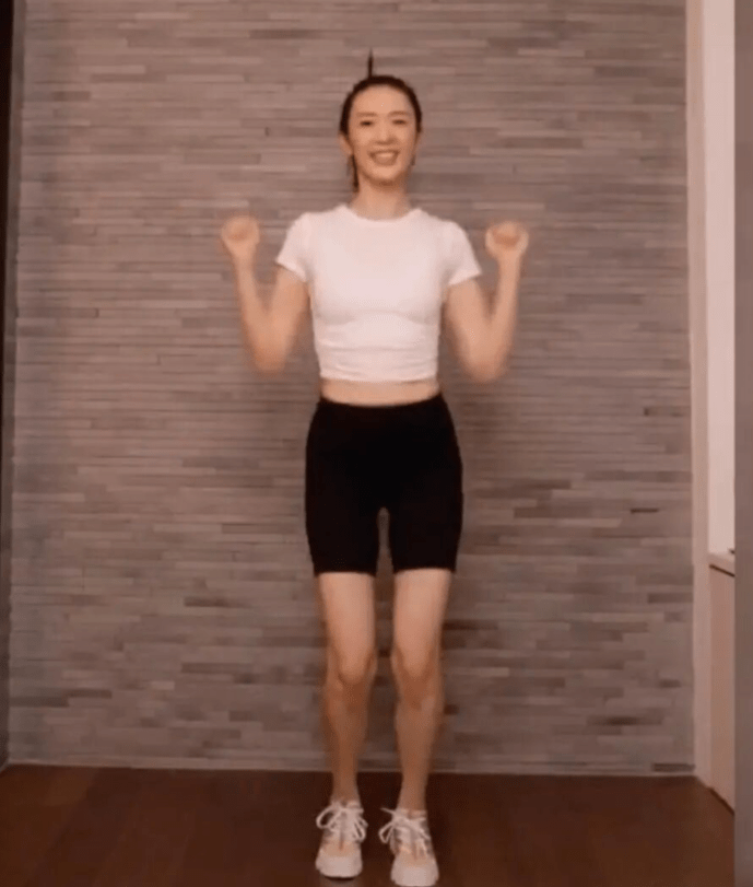 童瑶健身照曝光,穿紧身衣身形完美,与章子怡有何不同一目了然