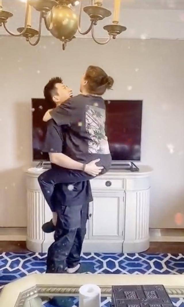 上海街|原创何超莲窦骁上海街头被偶遇，先逛街后现身夜店，如胶似漆引人羡