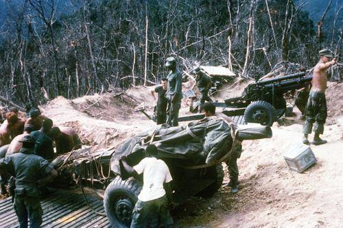 9岁小女孩掏出手雷抛向美军,五名士兵当场阵亡,400名村民遭毒手