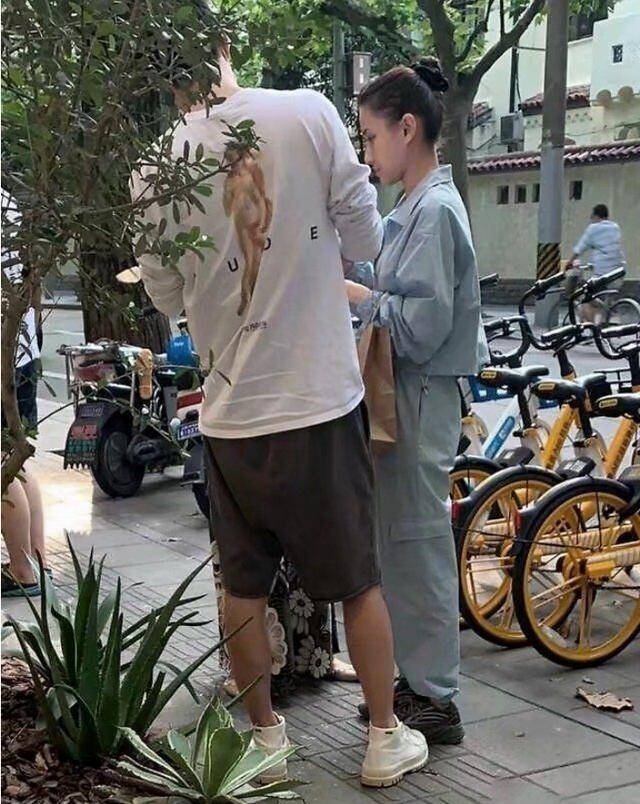 上海街|原创何超莲窦骁上海街头被偶遇，先逛街后现身夜店，如胶似漆引人羡