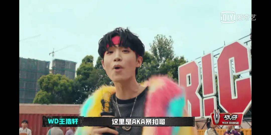 出圈|原创《中国新说唱》开播,率先出圈的是rapper们的穿搭和身上的膏药