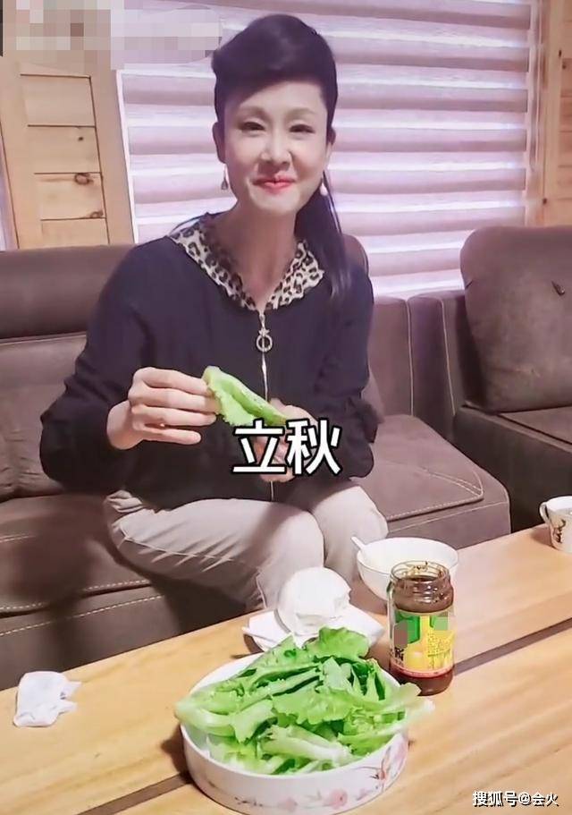 眼睛|原创于文华生病住院，眼睛红肿连睁开都很费劲！输完液就赶赴直播带货